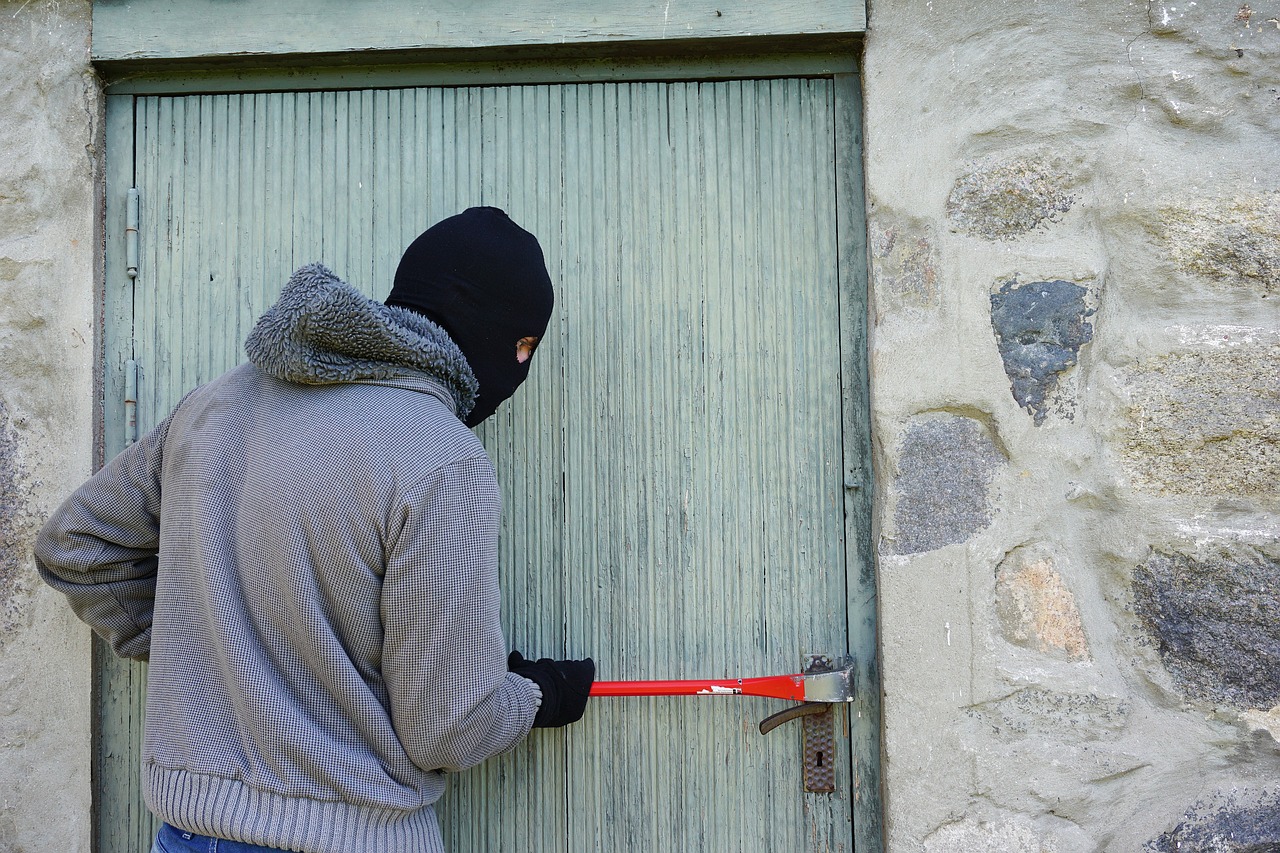 Illustration eines versuchten Einbruchs zur Verdeutlichung der Sicherheitsberatung durch den Schlüsseldienst Niederkrüchten.